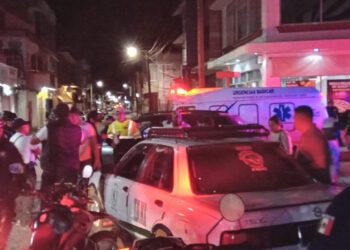 Menores resultan lesionados tras choque entre taxista y camioneta