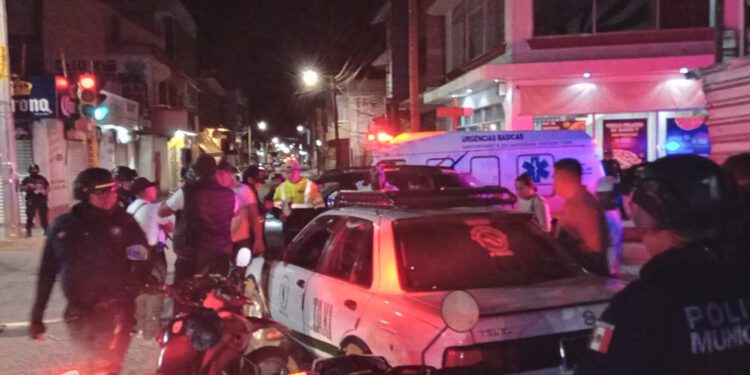 Menores resultan lesionados tras choque entre taxista y camioneta