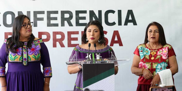 Foto: Luis Alberto Cruz // Tras su comparecencia la secretaría de las Mujeres, Anahí Sarmiento Pérez, realizó una conferencia de prensa.