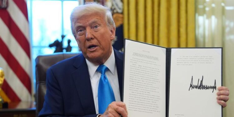 Donald Trump firma orden ejecutiva para retirar a EE. UU. de la ONU