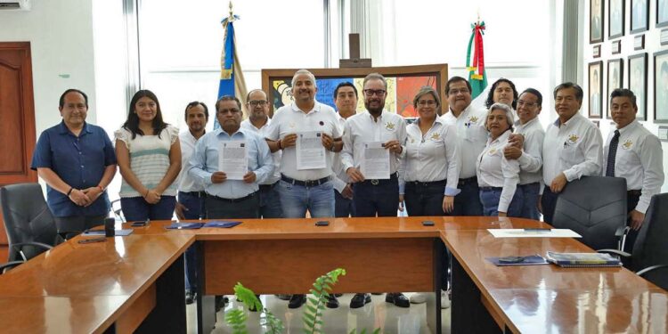Foto: cortesía // UABJO y STAUO firman convenio de Revisión Salarial Anual.