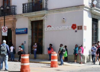 Foto: Luis Alberto Cruz // Usuarios de las sucursales bancarias en Oaxaca continúan enfrentando largas esperas y una atención deficiente.