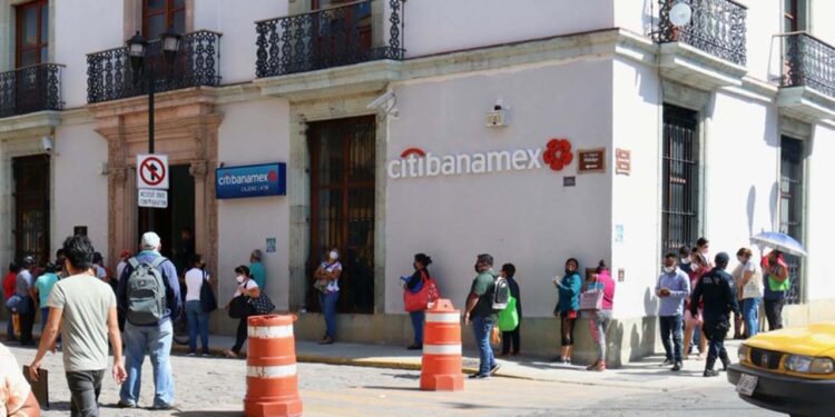 Foto: Luis Alberto Cruz // Usuarios de las sucursales bancarias en Oaxaca continúan enfrentando largas esperas y una atención deficiente.