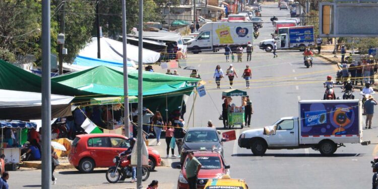 Fotos: Adrián Gaytán // Un grupo de trabajadores de la educación impidió el acceso a la Secretaría de Bienestar y PEMEX.