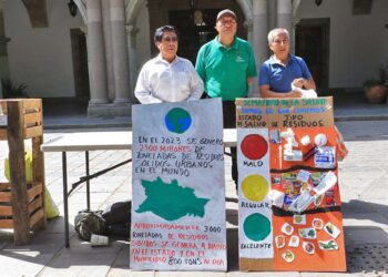 Foto: Adrián Gaytán // Varios ambientalistas hicieron una demostración sobre el manejo de desechos frente al Palacio de Gobierno.