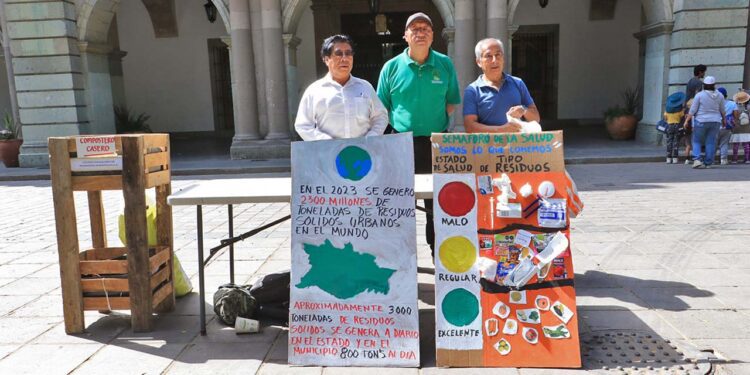 Foto: Adrián Gaytán // Varios ambientalistas hicieron una demostración sobre el manejo de desechos frente al Palacio de Gobierno.