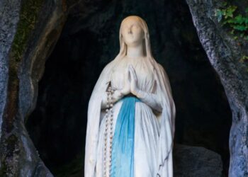 La Virgen de Lourdes: Un símbolo de fe, esperanza y milagros