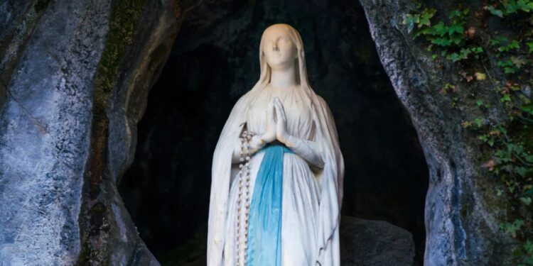 La Virgen de Lourdes: Un símbolo de fe, esperanza y milagros