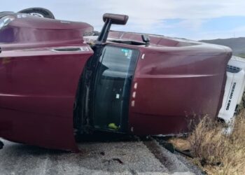 ¡Vientos peligrosos! Tractocamión volcado en La Ventosa