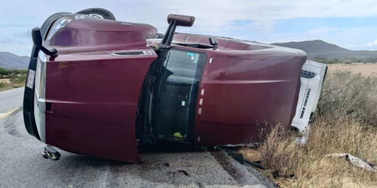 ¡Vientos peligrosos! Tractocamión volcado en La Ventosa