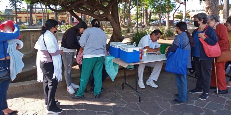 Foto: Archivo El Imparcial // Invitan a la población a aplicarse la vacuna en los módulos de las diferentes instituciones del sector salud.
