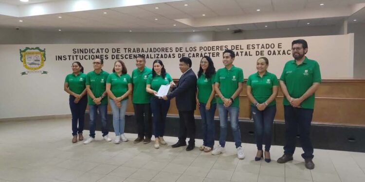 Foto: cortesía // Integrantes de la planilla verde fueron reconocidos como nuevos dirigentes del Sindicato del Burócratas del Gobierno del Estado.