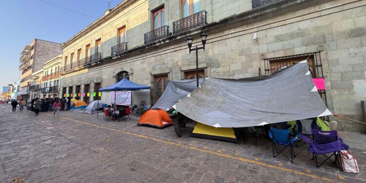 Foto: Luis Cruz // Protesta de extrabajadores del gobierno de Oaxaca.