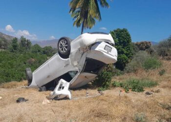 Aparatosa volcadura en la Sierra de Flores Magón deja dos personas lesionadas