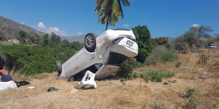 Aparatosa volcadura en la Sierra de Flores Magón deja dos personas lesionadas