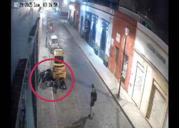 VIDEO | ¡Impactante accidente en la madrugada! Motociclistas se impactan contra taxi en Oaxaca