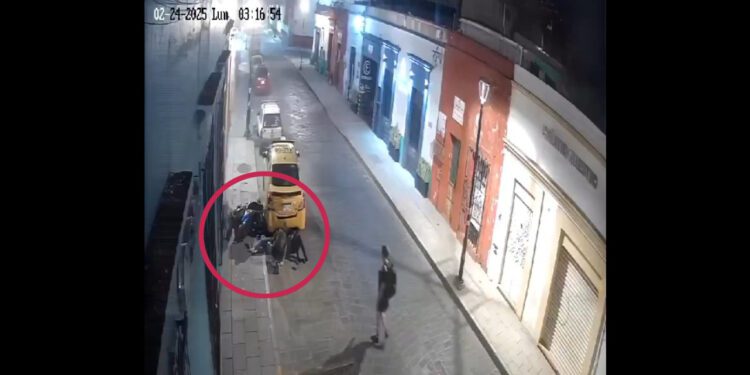VIDEO | ¡Impactante accidente en la madrugada! Motociclistas se impactan contra taxi en Oaxaca
