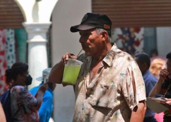 Foto: Adrián Gaytán // Recomiendan consumir de 2 a 3 litros de agua diariamente, “aunque las necesidades pueden variar de acuerdo a edad, sexo, dieta y tipo de actividad física”.