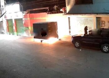 ¡Bendito amor! Quema barbería de su ex en Naucalpan, Edomex