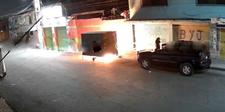 ¡Bendito amor! Quema barbería de su ex en Naucalpan, Edomex