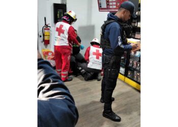 Asaltan con violencia en Mini Abastos de Montoya; golpean a la empleada