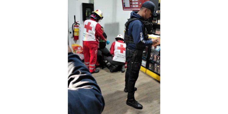 Asaltan con violencia en Mini Abastos de Montoya; golpean a la empleada