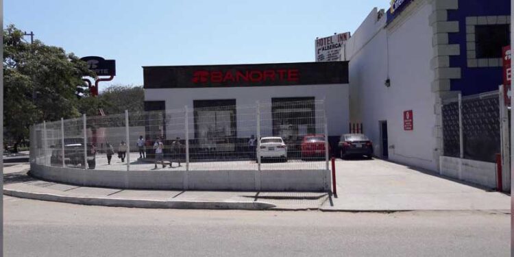 ¡Asalto a mano armada a cuentahabiente de Banorte en Huatulco!