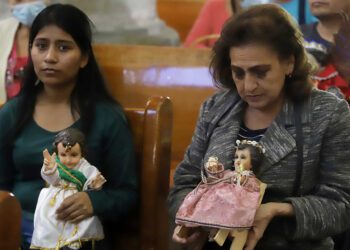 Celebran católicos la víspera de la Candelaria