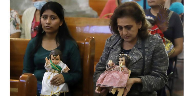 Celebran católicos la víspera de la Candelaria