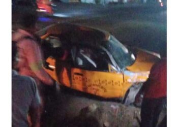 Fuerte colisión entre un taxi y camioneta de la CFE deja dos heridos en Carretera Federal 185