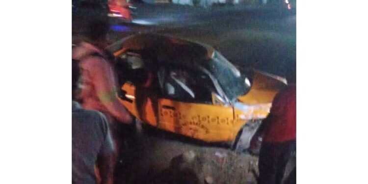 Fuerte colisión entre un taxi y camioneta de la CFE deja dos heridos en Carretera Federal 185