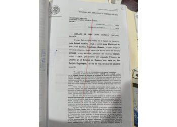 Notario de Oaxaca acusado de presunta falsificación de documentos para despojar de terrenos a ciudadana
