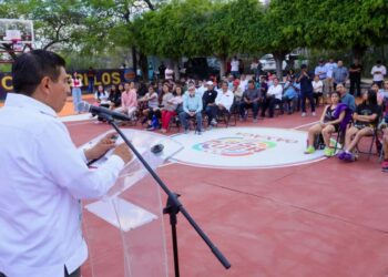 Foto: cortesía // En gira por la Mixteca, el gobernador Salomón Jara Cruz inauguró la rehabilitación de canchas de basquetbol.
