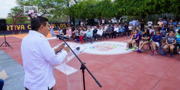 Foto: cortesía // En gira por la Mixteca, el gobernador Salomón Jara Cruz inauguró la rehabilitación de canchas de basquetbol.