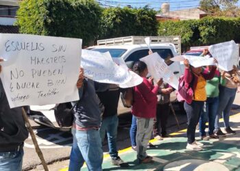 Foto: Facebook Santiago Textitlán // Autoridades municipales, madres y padres de familia de la Escuela Secundaria Técnica Número 132 de Santiago Textitlán exige la contratación de tres profesores.