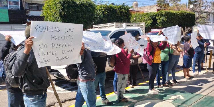 Foto: Facebook Santiago Textitlán // Autoridades municipales, madres y padres de familia de la Escuela Secundaria Técnica Número 132 de Santiago Textitlán exige la contratación de tres profesores.