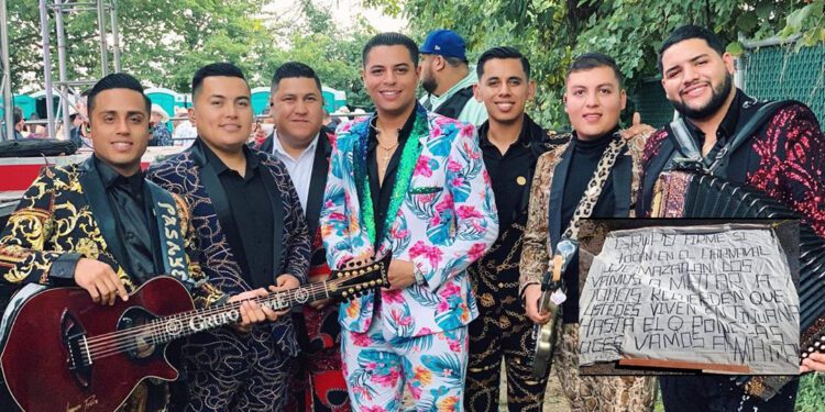 Amenazan de muerte al Grupo Firme con manta y restos humanos en Tijuana