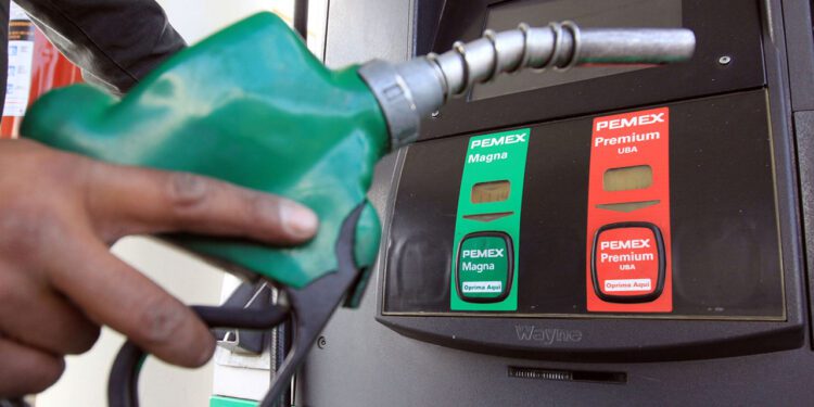 El precio de la gasolina regular de menos a 91 octanos, deberá mantenerse por debajo de 24 pesos por litro, excepto en zonas fronterizas.