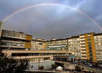 Un arcoíris aparece sobre el hospital del papa Francisco