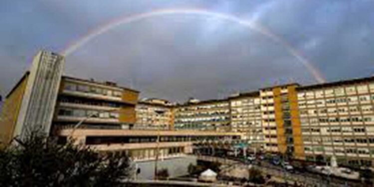 Un arcoíris aparece sobre el hospital del papa Francisco