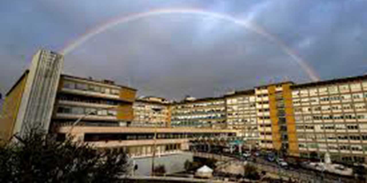 Un arcoíris aparece sobre el hospital del papa Francisco. Noticias en tiempo real