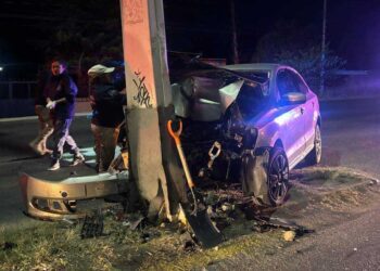 ¡Tragedia en Ánimas Trujano! Muere tras brutal choque contra semáforo