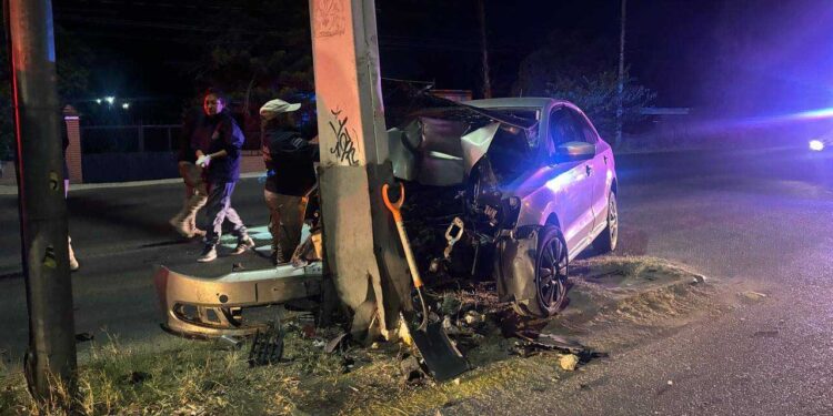 ¡Tragedia en Ánimas Trujano! Muere tras brutal choque contra semáforo