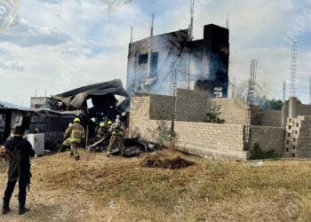 VIDEO | Incendio arrasa con dos viviendas en San Antonio de la Cal