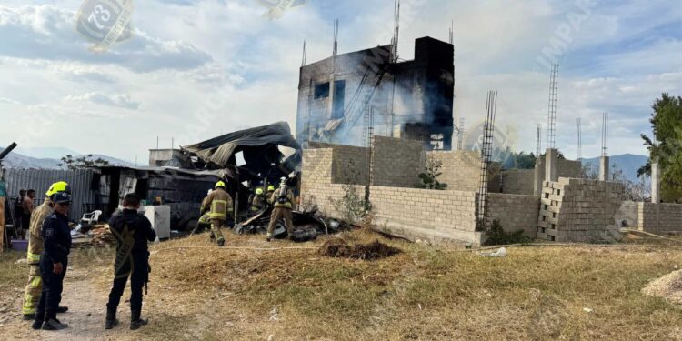 VIDEO | Incendio arrasa con dos viviendas en San Antonio de la Cal
