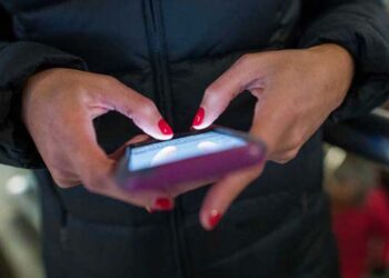 Foto: ilustrativa // La mayoría de sectores ya no se interesan en comprar los productos impresos, prefieren el celular porque ahí trae todo.
