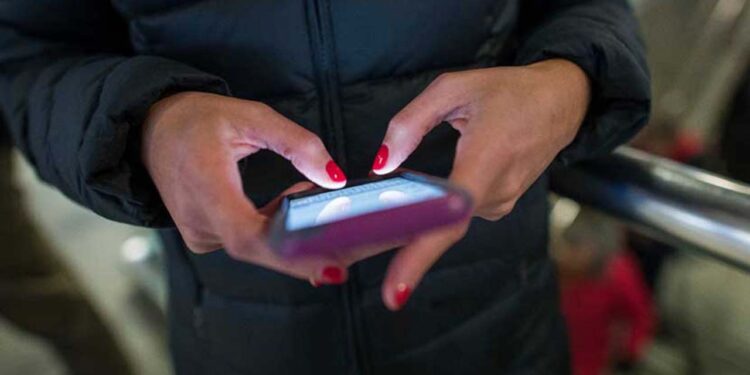 Foto: ilustrativa // La mayoría de sectores ya no se interesan en comprar los productos impresos, prefieren el celular porque ahí trae todo.