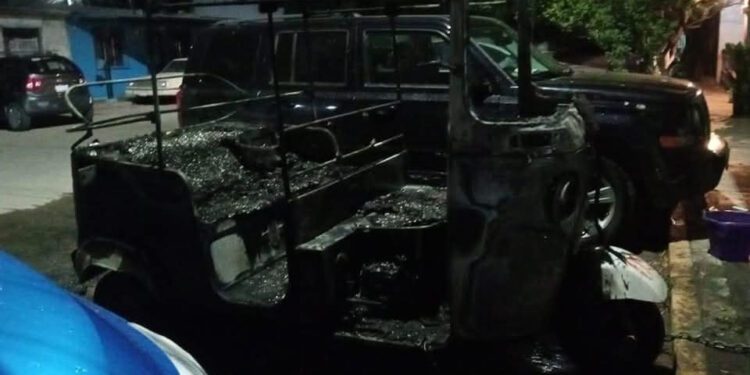 Incendian mototaxi en Tehuantepec: Investigan posible acto de vandalismo