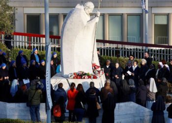 Afronta el Papa una crisis asmática; pronóstico “reservado”