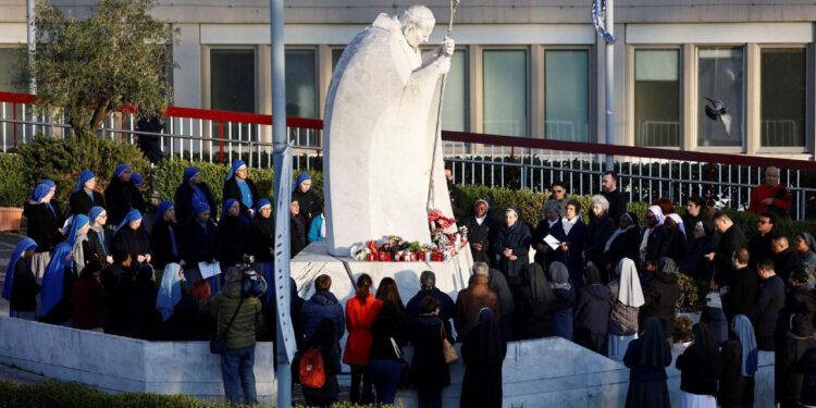 Afronta el Papa una crisis asmática; pronóstico “reservado”